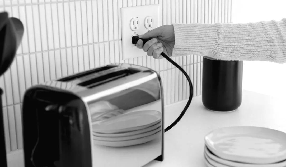 7 Geräte, die Sie niemals angeschlossen lassen sollten – Ein Elektroingenieur verrät warum