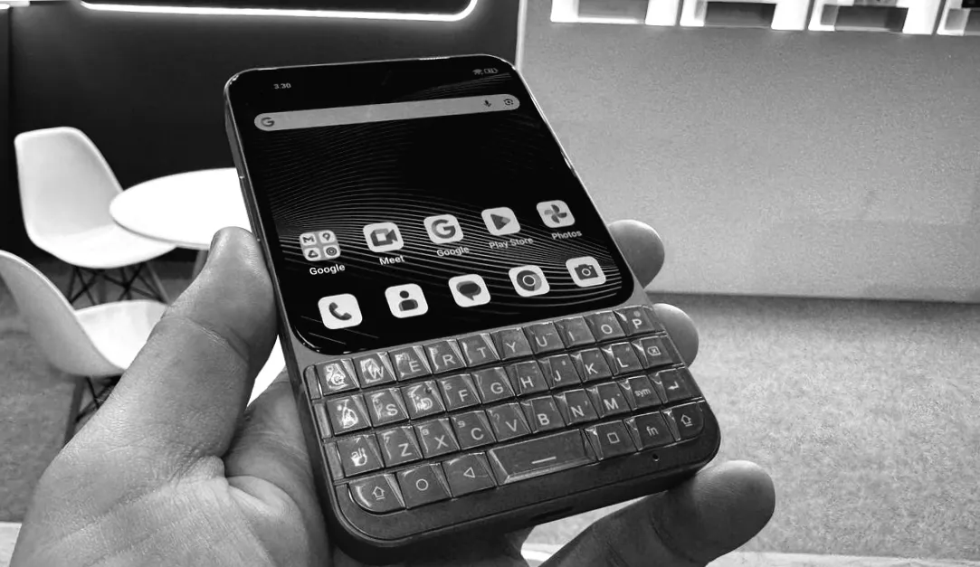 Winziges Smartphone überrascht mit physischer Tastatur – passt in jede Tasche