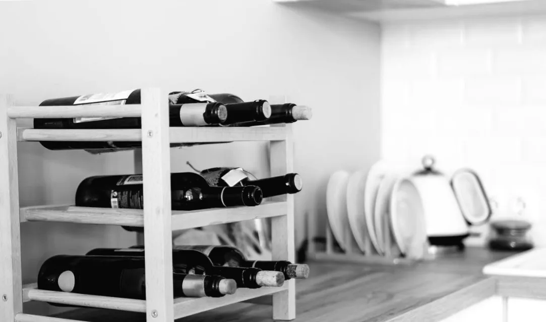 Vermeiden Sie diese 6 Orte, um Ihre Weinflaschen richtig zu lagern – ein Kühlschrank ist nicht notwendig!