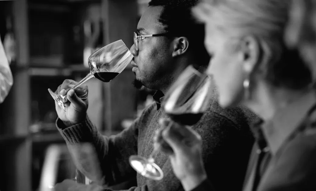 Warum Sie Wein wirklich probieren, bevor er eingeschenkt wird – die überraschende Wahrheit