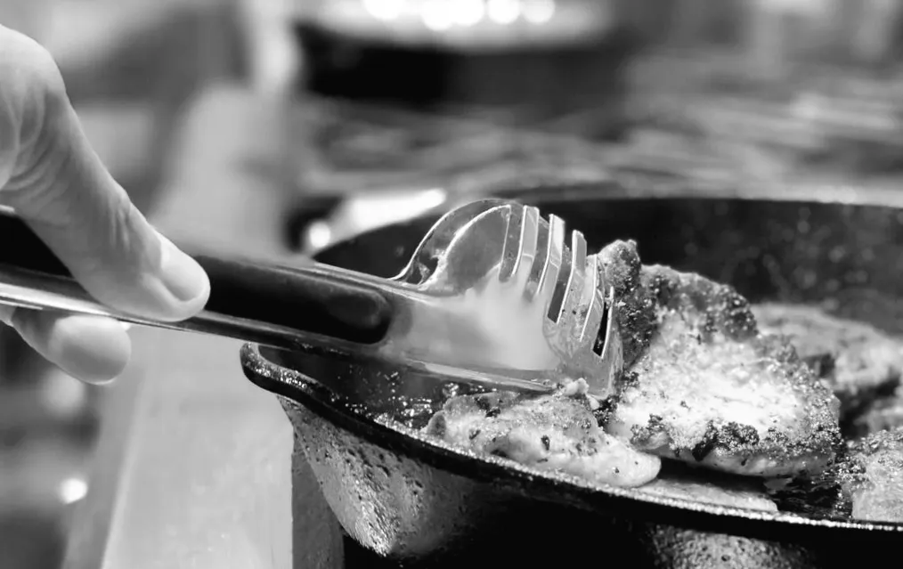 Scharfe Seife kann Gusseisenpfannen beschädigen – Verwenden Sie stattdessen dieses Küchenbasics zur Reinigung.