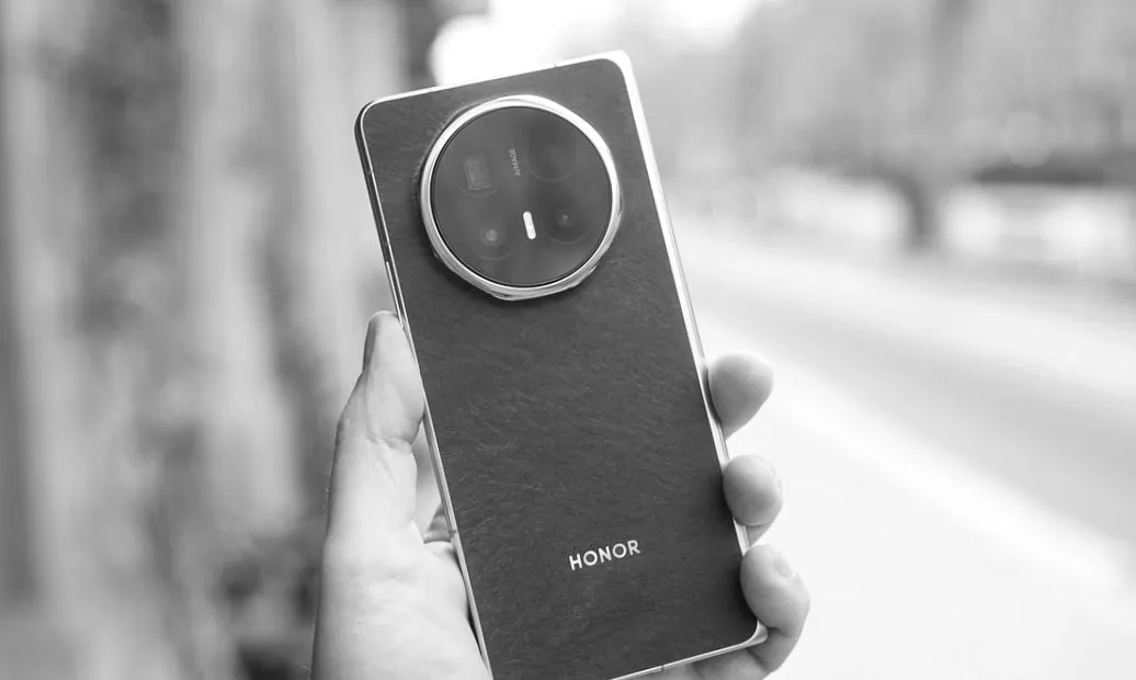 Geheimnisvoller Charme: Honor Magic V6 – Das faltbare Smartphone, das mit schlankem Design verführt