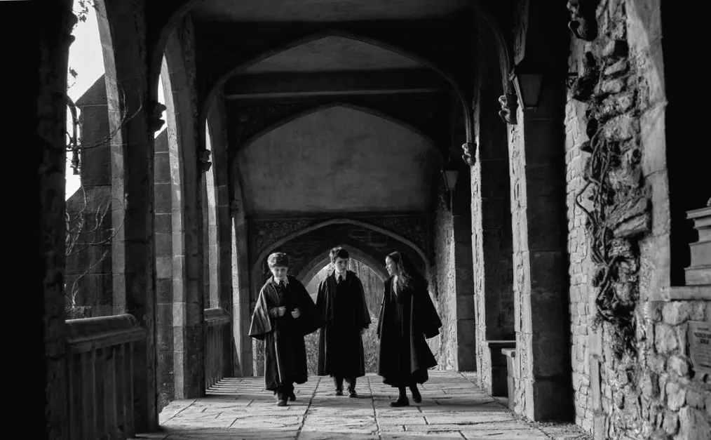 Перефразируй заголовок новости на немецком языке, сделай более загадочным или информативным. Для кликабельности но без спама.
        Без твоих комментариев! Только результат.
        Исходный заголовок новости: I Didn't Want a Harry Potter Reboot, but the New Trailer Has Me Under Its Spell