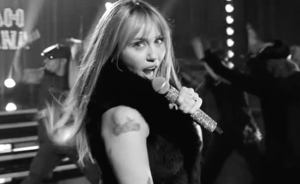 Перефразируй заголовок новости на немецком языке, сделай более загадочным или информативным. Для кликабельности но без спама.
        Без твоих комментариев! Только результат.
        Исходный заголовок новости: When to Stream Hannah Montana's 20th Anniversary Special on Disney Plus