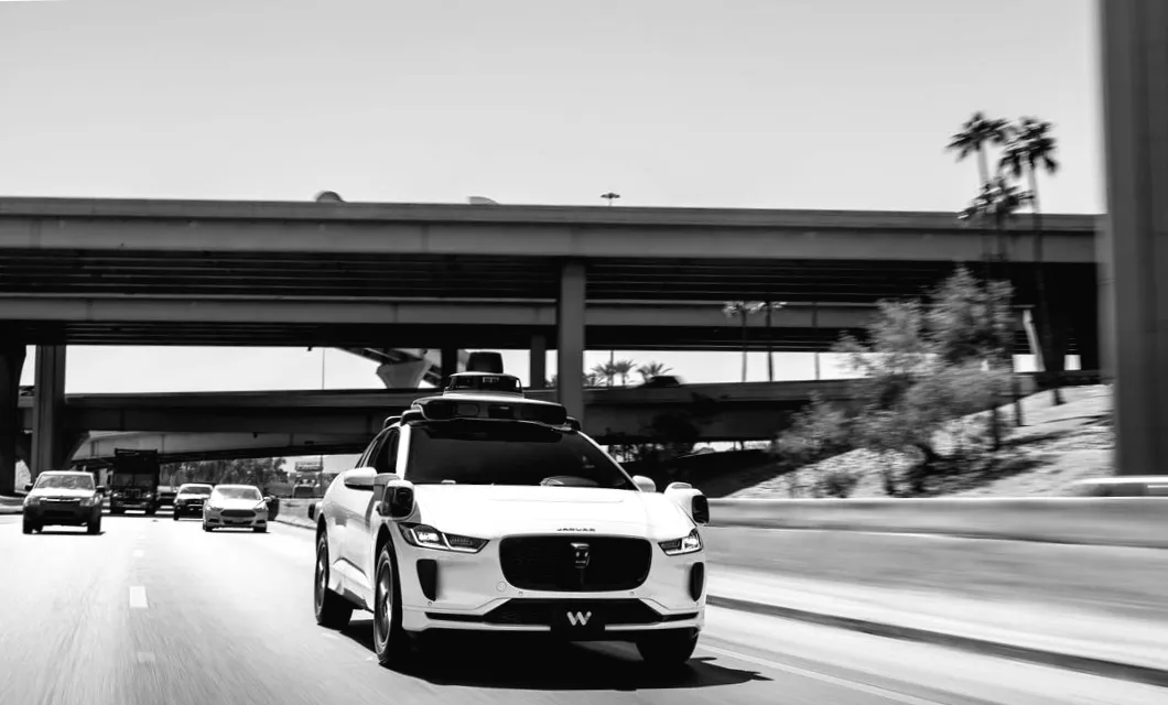 Waymo unter verstärkter Beobachtung: NTSB untersucht Vorfall mit Schulbus