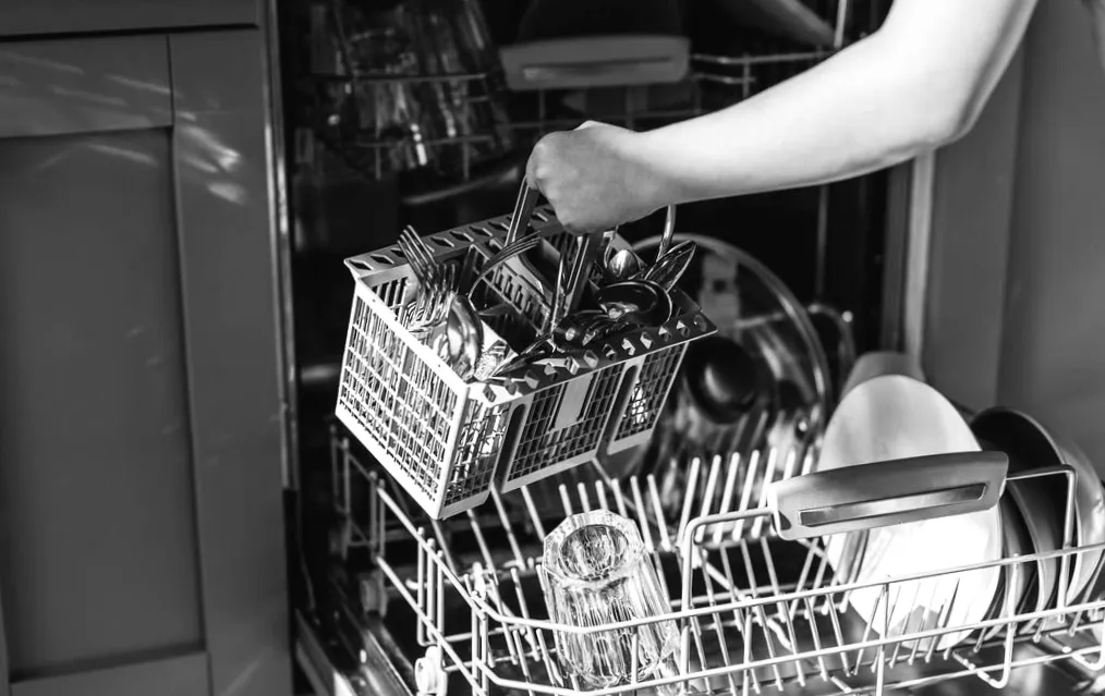 Geschirrspülen neu gedacht: Warum Sie Ihre Teller nicht mehr vorspülen sollten – und 11 weitere überraschende Tipps