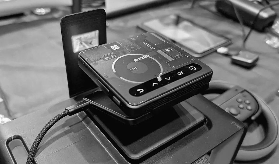 Aurzen’s Zip: Der faltbare Taschenprojektor erhält ein Cyberpunk-Upgrade
