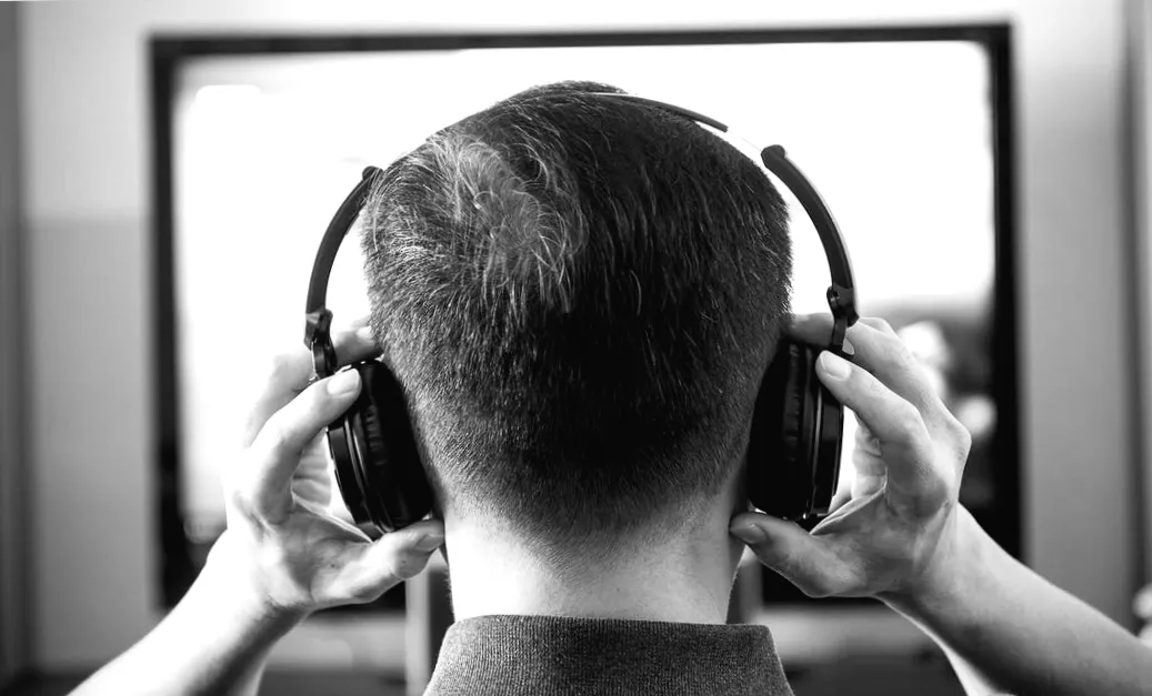 Bluetooth-Kopfhörer mit Ihrem Smart-TV verbinden – So einfach geht’s!
Или вариант с загадкой:
Ihr Smart-TV schweigt? So erwachen Ihre Bluetooth-Kopfhörer zum Leben!