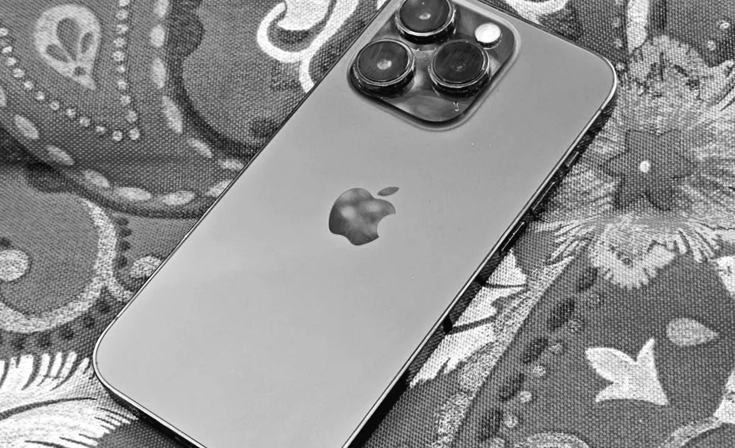 Vermeide 'Phubbing': Warum es die Gesellschaft am Tisch zerstört