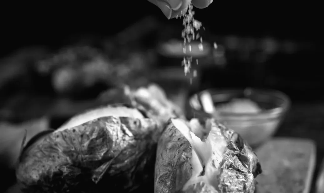 So gelingt die perfekte Ofenkartoffel in nur 12 Minuten – der verblüffende Trick!