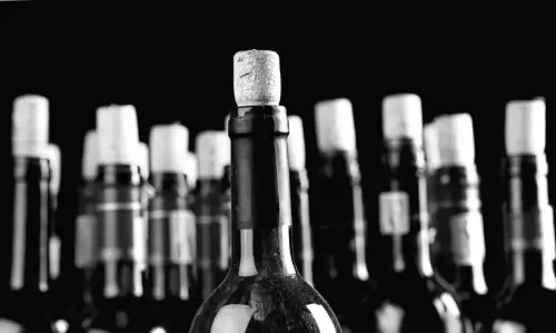 Geöffnet, aber wie lange noch genießbar? Alles über die Haltbarkeit von Weinflaschen