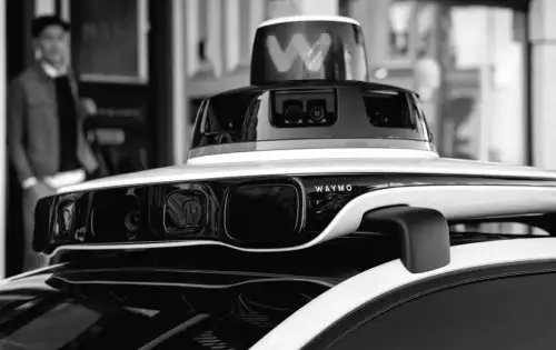 Ein Waymo-Roboter-Taxi erfasst einen Jugendlichen nahe einer Schule – Untersuchung eingeleitet