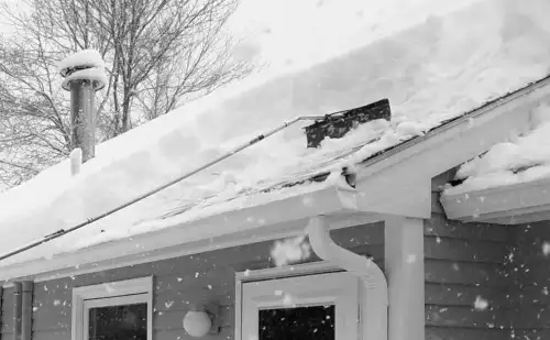Schneit es bei Ihnen? So schützen Sie Ihr Dach vor der weißen Last