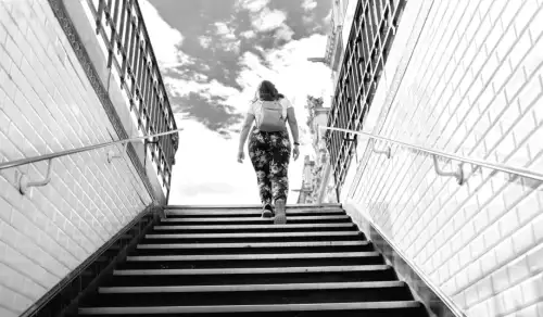 Atemlos auf der Treppe? So schonen Sie Ihren Körper beim Aufstieg