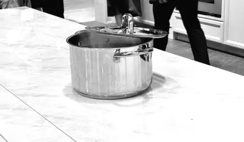 Geheimes Induktionskochfeld: Bald kochst du direkt auf deiner Arbeitsplatte