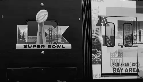 Ich habe KI eingesetzt, um das Rätsel des Super Bowl 2026 zu lösen