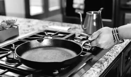 Diese 4 Lebensmittel enthüllen heimlich das Geheimnis Ihrer gusseisernen Pfanne