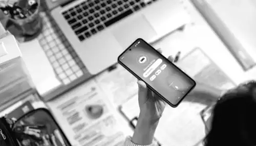 Fast 60% der Teenager sind überzeugt, dass ihre Mitschüler KI zum Schummeln in der Schule nutzen, zeigt Umfrage