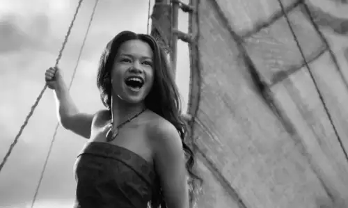 Перефразируй заголовок новости на немецком языке, сделай более загадочным или информативным. Для кликабельности но без спама.
        Без твоих комментариев! Только результат.
        Исходный заголовок новости: The New 'Moana' Trailer Is Here, With 'The Rock' Back as Maui